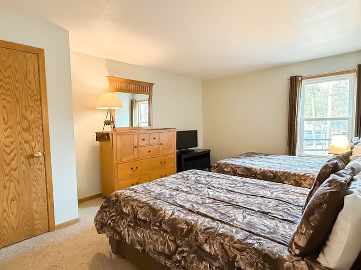 Chambre 2 avec 2 grands lits, télévision avec Roku et salle de bain attenante