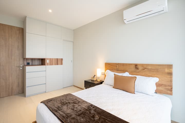 Segunda recámara con cama Queen, aire acondicionado, Smart TV y guardarropa. Perfecta para familiares o compañeros de viaje.