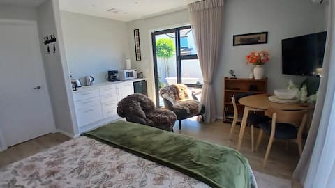 Top Airbnb: Lighthouse, outdoor bath star gaze, airport,12 min in Christchurch City