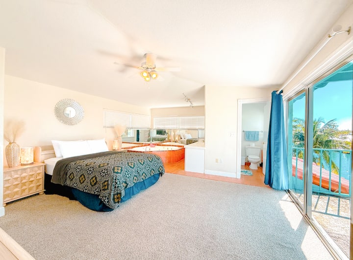 Glavna spavaća soba br. 1 – odvojene prostorije s udobnim bračnim krevetom (širine 150 – 179 cm), balkonom s pogledom na ocean i kupaonicom. 