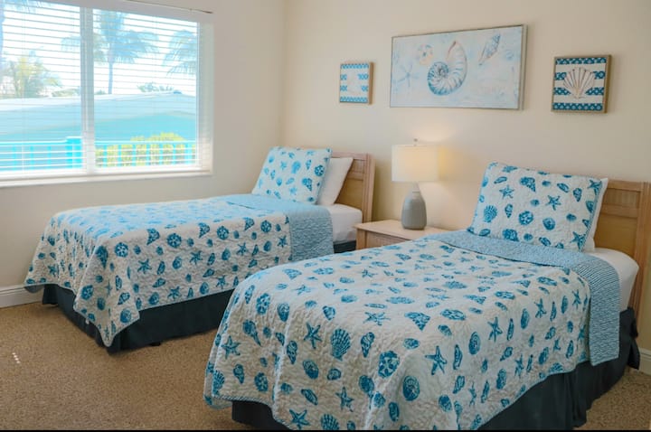 Spavaća soba br. 3 – prostrana soba s privatnom kupaonicom. Soba može biti opremljena s 2 zasebna kreveta ili spojena u bračni krevet. Obavijestite domaćina o svojim željama. 