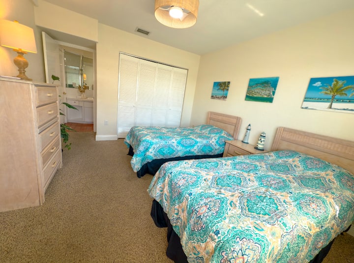 Spavaća soba br. 4 – prostrana soba s poluprivatnom kupaonicom. Ova soba može biti opremljena s 2 zasebna kreveta ili spojena u bračni krevet. Obavijestite domaćina o svojim željama. 