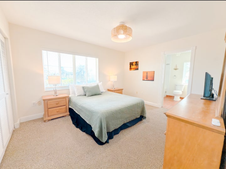 Glavna spavaća soba br. 2 – glavna spavaća soba na drugom katu s udobnim bračnim krevetom (širine 150 – 179 cm), TV-om i privatnom kupaonicom. 