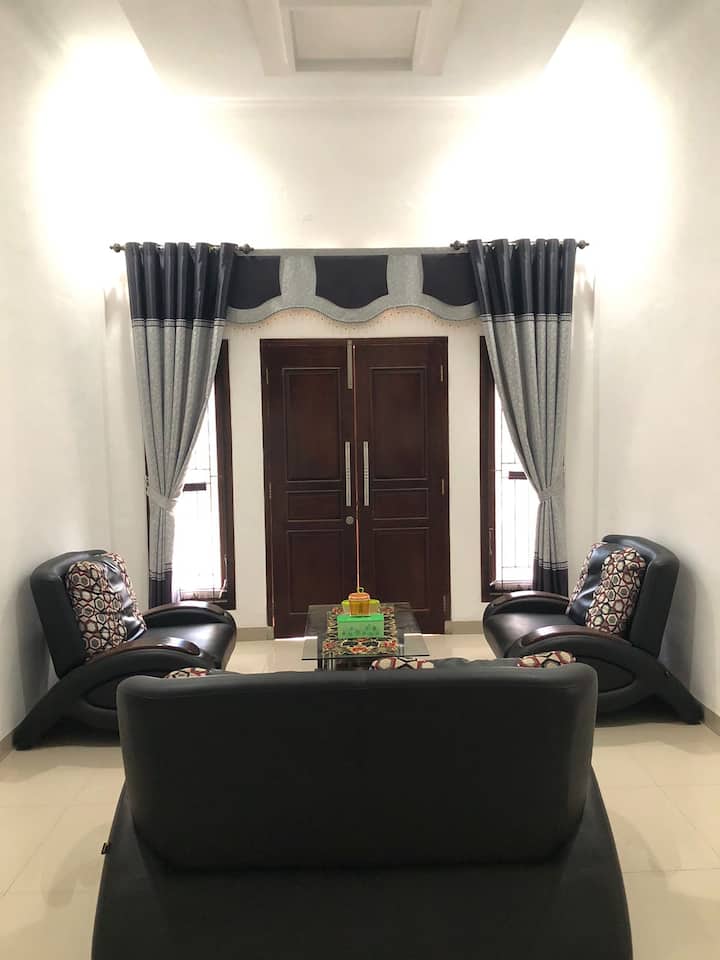 Averroes House - Big, Cozy & Peaceful Stay - Bengkulu