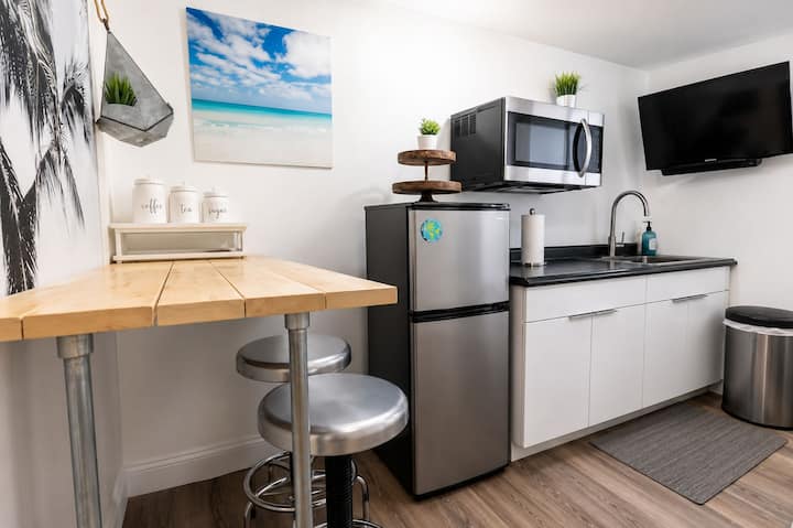 Steps To Beach | Sleeps 4 | Large Kitchenette - Honolulu