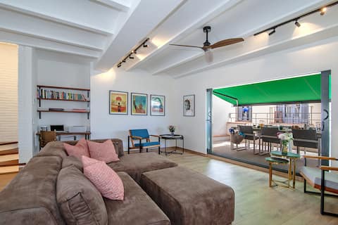 Anuncio de Airbnb popular: Luxury Central Duplex Penthouse – 1 Min to Beach en Sitges