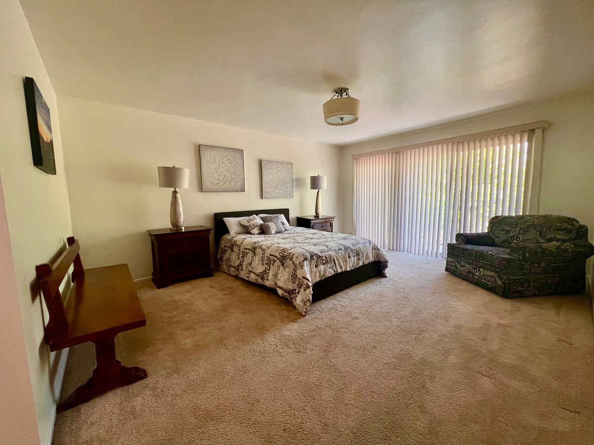 Priestranná hlavná spálňa s vlastnou kúpeľňou a priamym prístupom na balkón, vlastnou kúpeľňou a dostatkom úložného priestoru pre dlhodobé pobyty. 