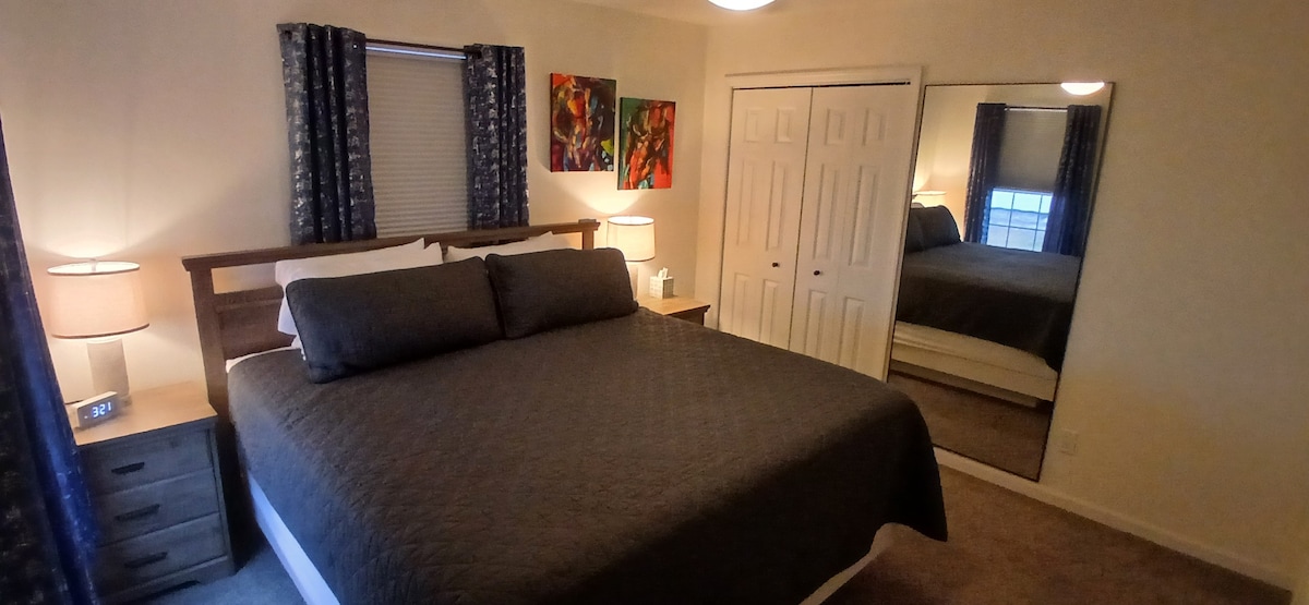 Источната спална соба има висок брачен кревет (со скалило) со цврст душек. Вентилатор и светло на таванот со далечинско управување. Ноќни масички и ламби. Дополнителна постелнина, вентилатор, закачалки, пегла и даска за пеглање и полица за багаж достапни за користење во плакарот. 