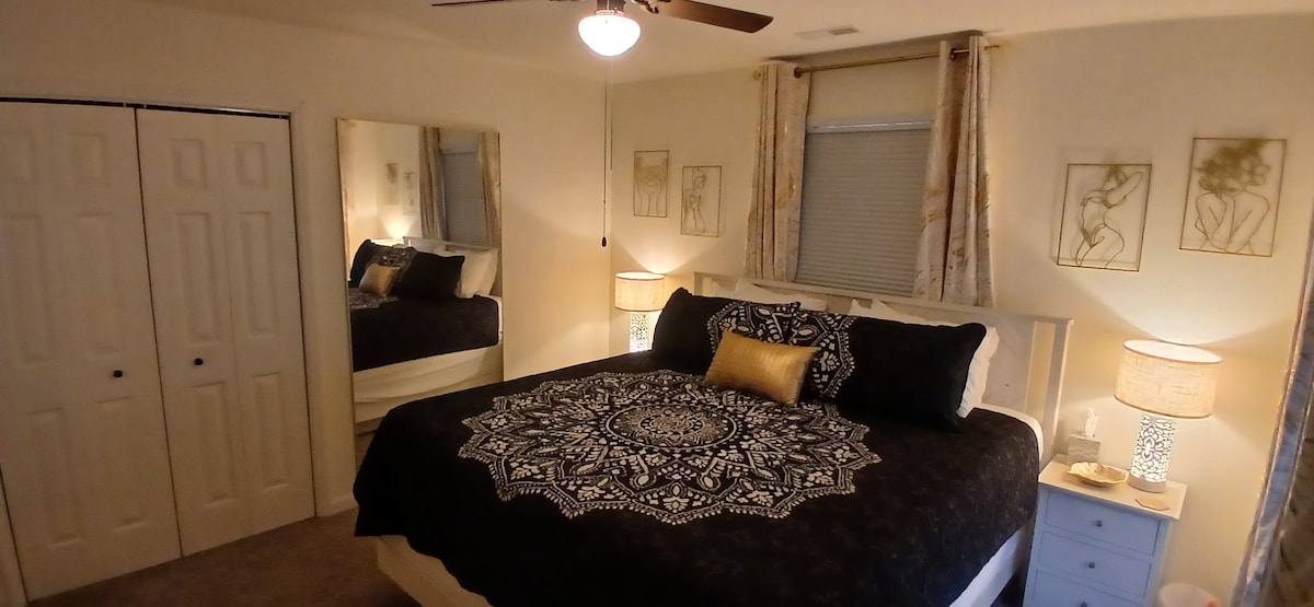 Западната спална соба има висок брачен кревет (со скала) со среден душек. Вентилатор и светилка на таванот. Ноќни масички и светилки (основите исто така светкаат). Дополнителна постелнина, вентилатор, закачалки, книги и игри и полица за багаж достапни за користење во плакарот. 