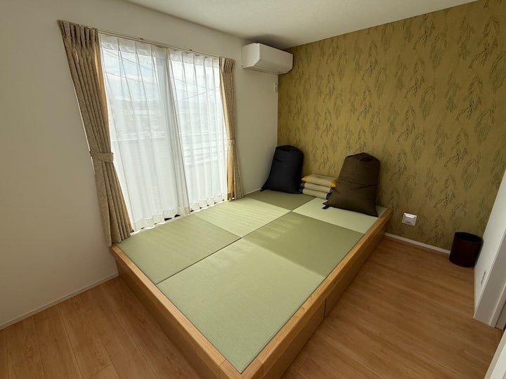 ■ Service room
A compact tatami-mat room.One double-sized mattress is provided, so you can also sleep in this room.