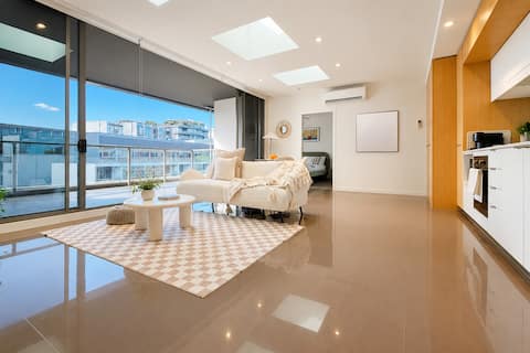 Top performing Airbnb: Modern 2BR Apartment | Free Parking & Pool in Waterloo