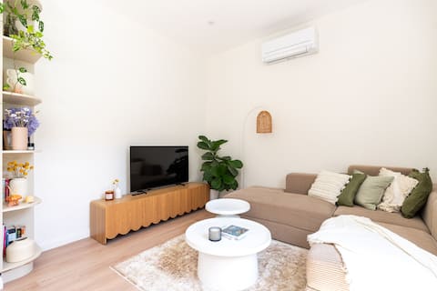Top performing Airbnb: Stylish Inner-City Terrace Near Green Square in Zetland
