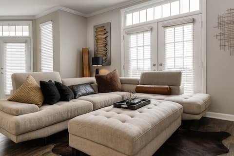 Popular Airbnb listing: Stylish Midtown 2BR| City Views & Free Parking in Midtown