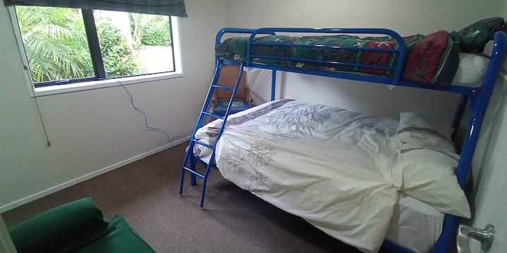 Le lit double avec une couchette simple sur le dessus rend cette chambre polyvalente pour accueillir des célibataires, des couples ou des enfants. (Nouvelle photo en décembre 2025)