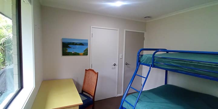 Le lit double avec une couchette simple sur le dessus rend cette chambre polyvalente pour accueillir des célibataires, des couples ou des enfants. (Nouvelle photo en décembre 2025)