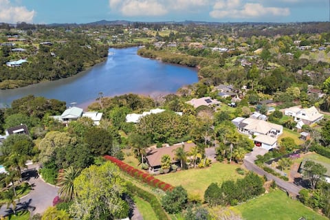 Riverside paradise with jetty & garden (4 bedroom)