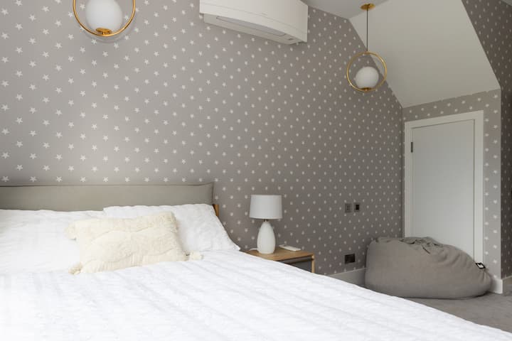 Charming bedroom featuring soft tones, cosy furnishings, and stylish details—creating a warm and inviting space to relax and unwind.