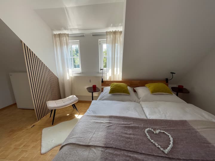 V spálni apartmánu sa môžu ubytovať 2 osoby a je v nej otvorená šatníková skriňa.