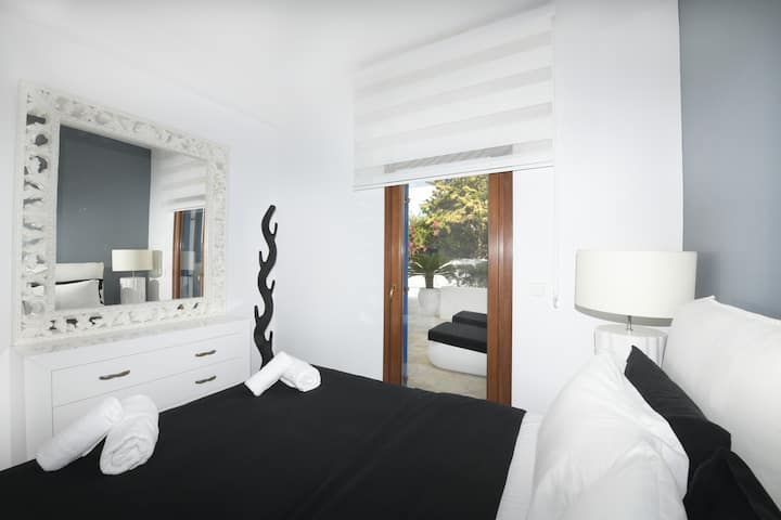 ფართო, ხელოვანური და ლუქს‑კლასის მასტერსაიტი აუზის ხედით.