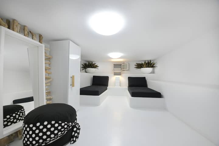 უნიკალური დიზაინის საძინებელი. კოსტიუმებისთვის შესაფერისი ავეჯითა და ხელნაკეთი სარკით საუკეთესო ფოტოების გადასაღებად!