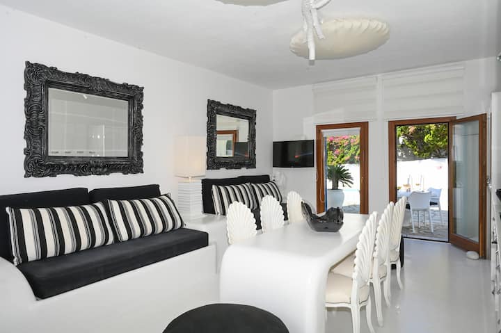 მყუდრო მისაღები ოთახი/მისაღები ოთახი აუზის გასასვლელით. ფართო, უნიკალური და მხატვრული! 