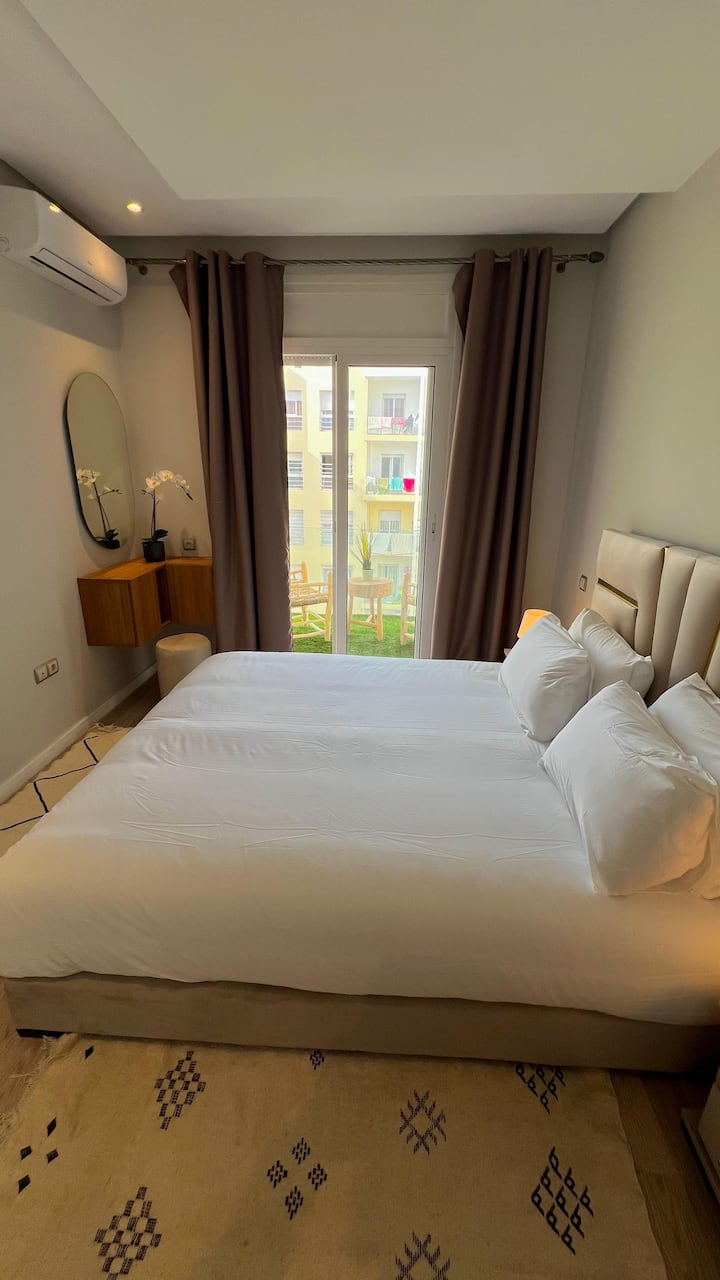 Elegantna soba s iznimno udobnim bračnim krevetom, klima-uređajem i grijanjem te privatnom kupaonicom za potpunu privatnost.
terasa/balkon opremljen stolom i stolicama, idealan za trenutke opuštanja u miru.
