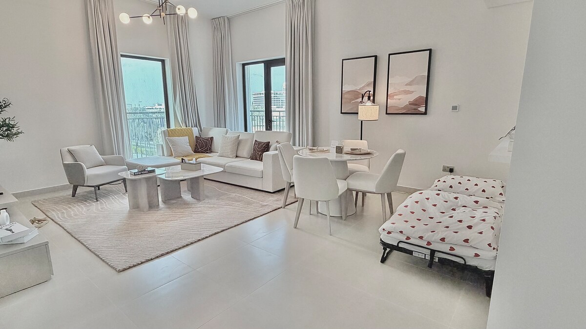 מרחב סלון נוח הכולל ספה ומיטה נוספת, המציע גמישות גם לרגיעה וגם לשינה נוספת.