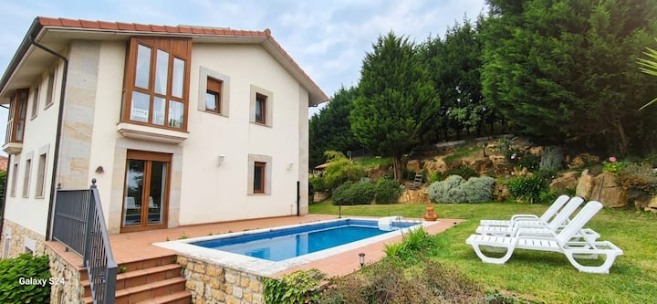 Chalet Con Amplio Jardin Y Piscina En Santillana - Cantabria