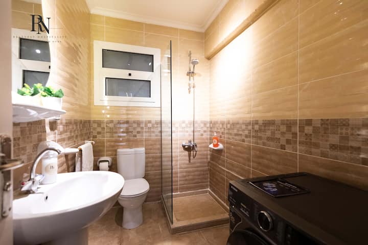 Elegant 2 BDR In Rehab City: Full bathroom