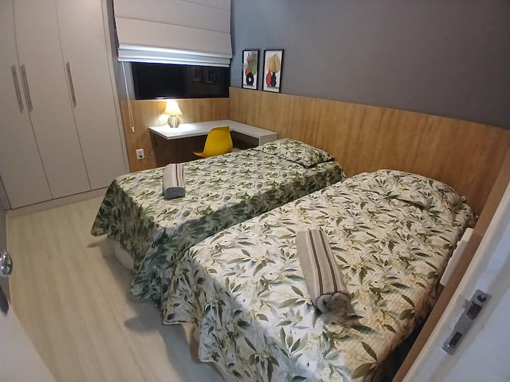 Druhá spálňa s 2 posteľami, ktoré je možné spojiť a vytvoriť tak ďalšiu spálňu s manželskou posteľou, prvotriedny matrac Ortobom. A s písacím stolom a stoličkou na čítanie alebo kontrolu e-mailov.