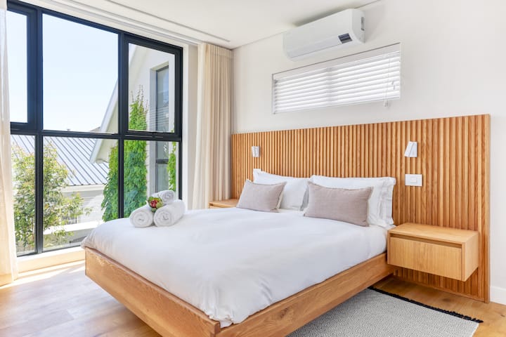 Bella camera da letto minimalista con aria condizionata.