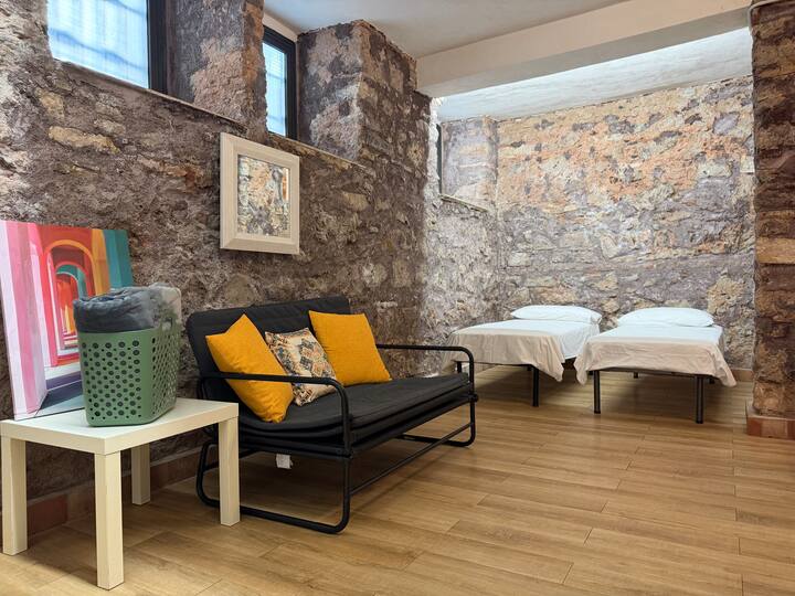 הספה הנפתחת והנעימה הזו הופכת בקלות למיטת ספה נוחה, מושלמת למנוחה בשעות היום ולשינה רגועה בלילה - נגיעה מזמינה שתגרום לאורחים להרגיש בבית.