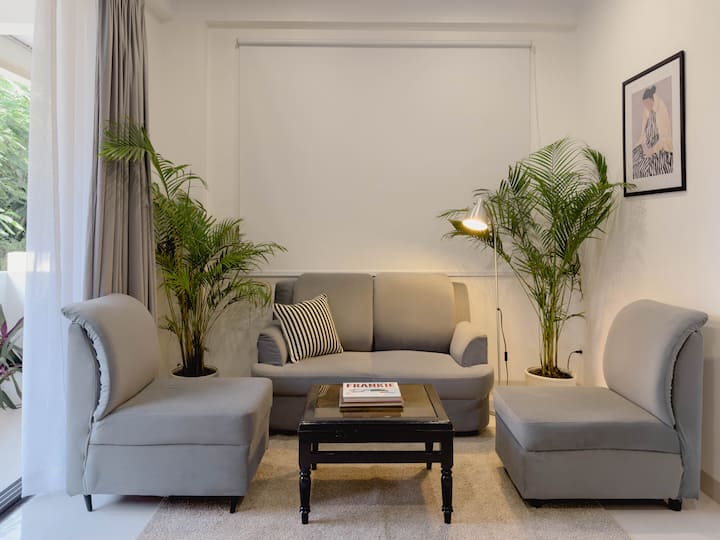 Calm & Contemporary 1bhk With Balcony - 印多爾