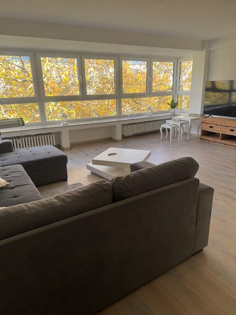 Leistungsstarkes Airbnb: Large apartment opposite the main train station (underground garage + elevator) in Dellviertel