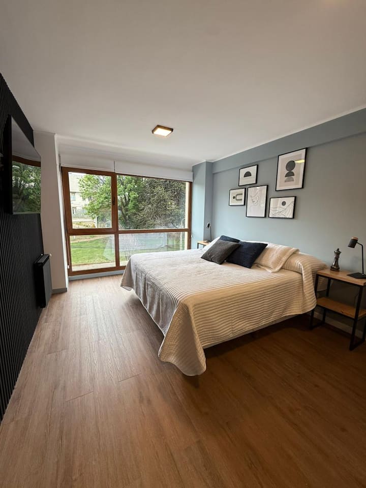 床可以根据房客的喜好组装。 
可以是一张加大双人床或两张单人床。 