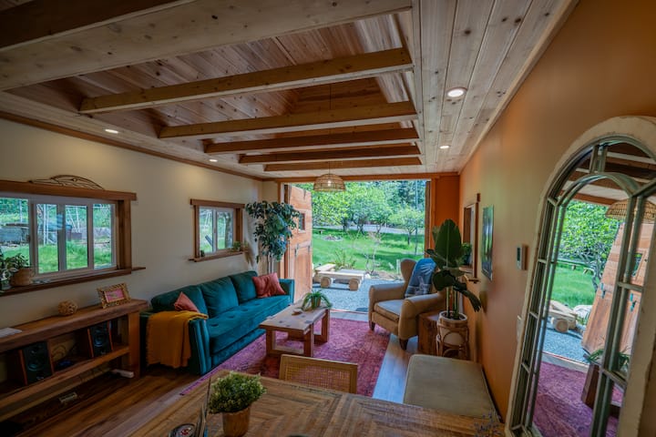 *New* Coastal Cedar Barn - Hot Tub & Heated Floors - Port Alberni