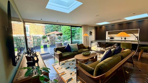 Popular Airbnb listing: Exquisite 2 bed Coach House, 10 min to CC, Terrace in Eccles