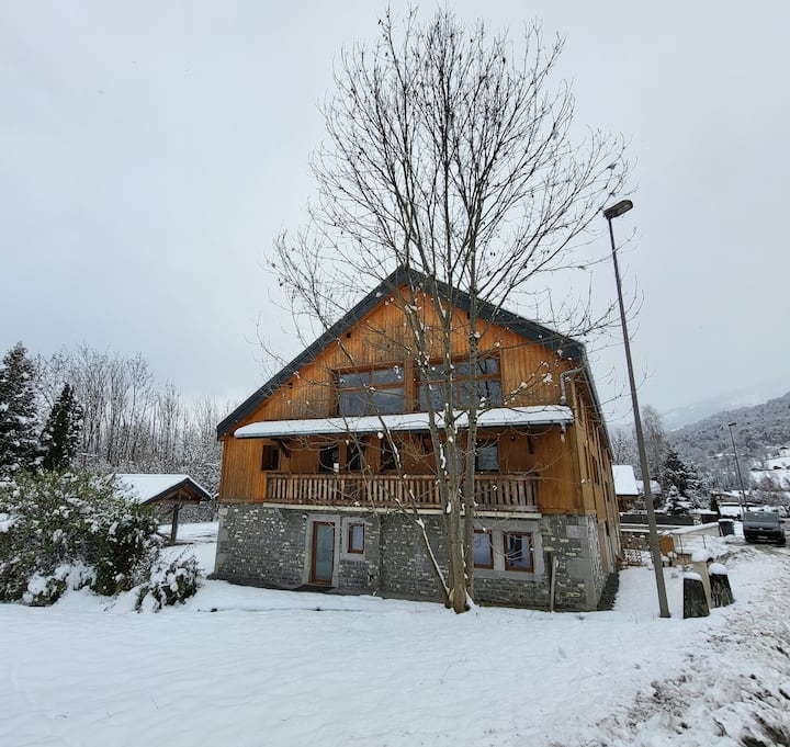5 Bedroom Apartment; 3 Bathrooms; Ski-bus; Parking - Morillon