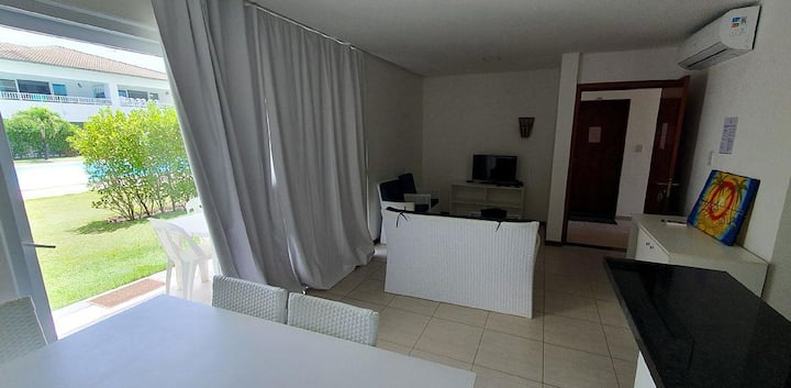 Pamje e dhomës së ndenjjes, me qasje në derën kryesore të apartamentit dhe qasje në ballkonin e përparmë