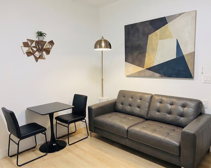 Modern 1 Bedroom Suite Near Beach - White Rock