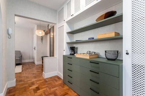 Top Airbnb: Charming and comfortable, 2 blocks from Leblon beach! in Leblon