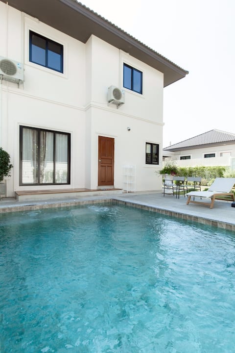 Sleep shot pool villa & bbq area
