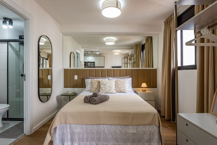 ห้องนอนที่มีสิ่งอำนวยความสะดวกครบครันพร้อมเตียงคู่ เครื่องปรับอากาศ ผ้าม่านบล็อกแสง พื้นที่เก็บเสื้อผ้า ไม้แขวนเสื้อผ้า เครื่องนอน และกระจกยาวเต็มตัว
