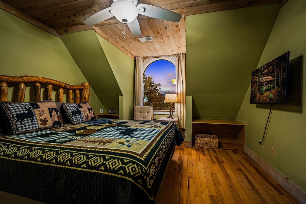 Pokojné útočisko s manželskou posteľou a rozkladacou pohovkou, ideálne pre páry alebo malé rodiny, ktoré hľadajú pohodlie a priestor.