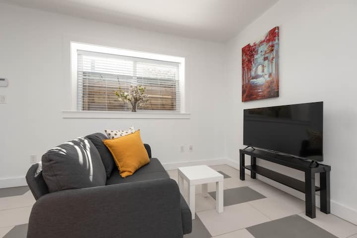 Bright 2br Basement Close To Main Square - North Vancouver