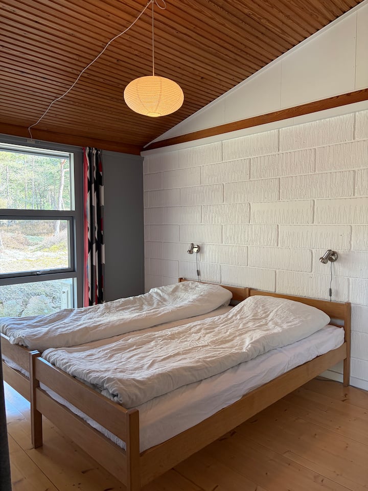 האורחים חייבים להביא סדינים לשתי מיטות יחיד.