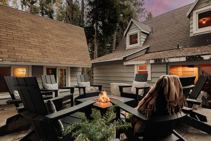 Vintage Modern Cabin, Firepit, Gated Yard, Arcade - San Bernardino