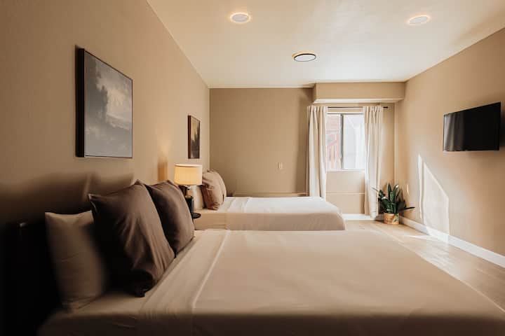 Svijetla i prostrana spavaća soba s prirodnim svjetlom koje prodire kroz velike prozore i stvara opuštajući ambijent.