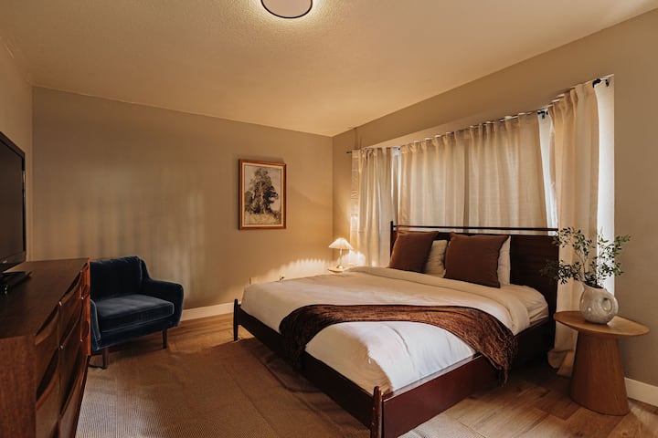 Uživajte u omiljenim emisijama iz kreveta uz TV u sobi i opustite se u potpunoj udobnosti.