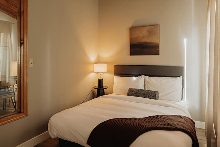 Ugodna spavaća soba s nježnim osvjetljenjem i toplim tonovima koji stvaraju mirnu atmosferu za odmor.